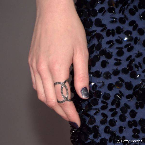 As unhas de Elizabeth Henstridge foram decoradas com esmalte azul marinho com glitter para a première de 